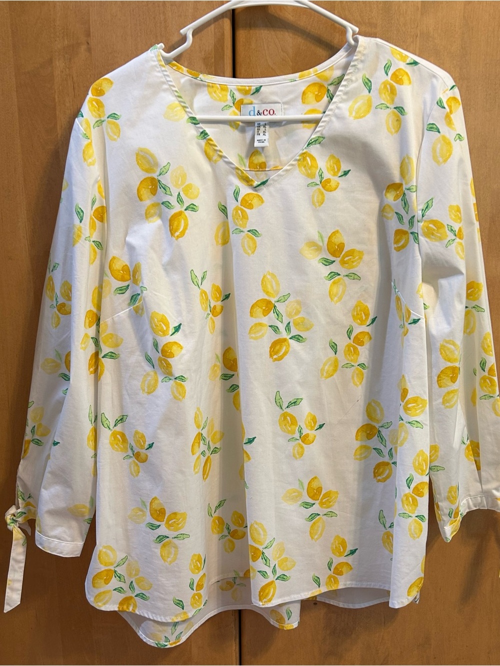 d&co. Women's Large Lemon Print Stretch Poplin V-Neck Top Tie-Sleeve